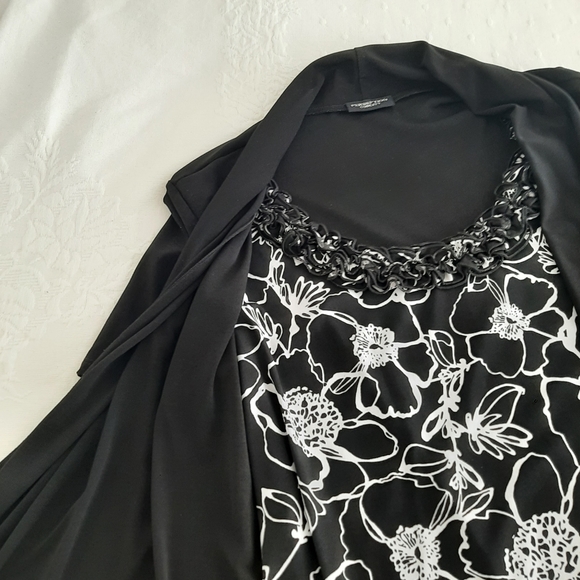 Classy looking comfortable stretchy top, one piece, but looks like two. - Picture 2 of 2